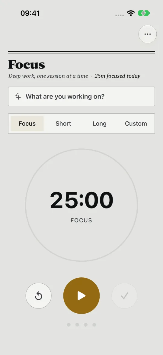 HourLife's Focus: a box for what you are working on, Focus, Short, Long and Custom lengths, and a 25:00 timer ready to start.